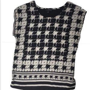 The Limited women’s small houndstooth shortsleeve